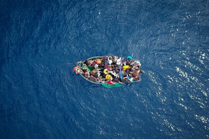 移民を乗せてジブラルタル海峡で座礁した船は、この後、スペインの治安警察グアルディア・シビルと、海上捜索救助機関であるサルバメント・マリティモに救助された。(AFP)
