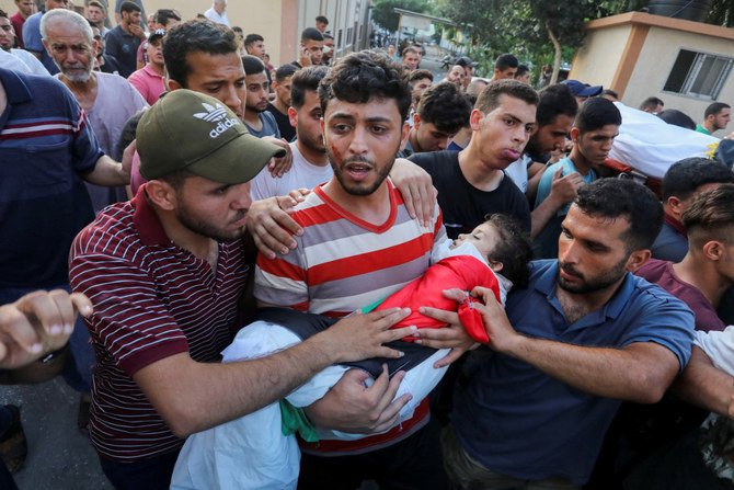 パレスチナ人の少女アラア・カドウムさんの葬儀で遺体を運ぶ参列者たち。2022年8月5日、ガザ市にて。（ロイター/Ashraf Amra）