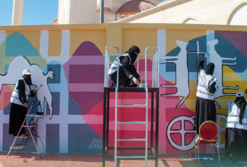 ハーイルのアーティストたちは、サムード語を使用して、街中の門、地方空港、キング・ファハド通りといったランドマークを飾っている。（提供写真）
