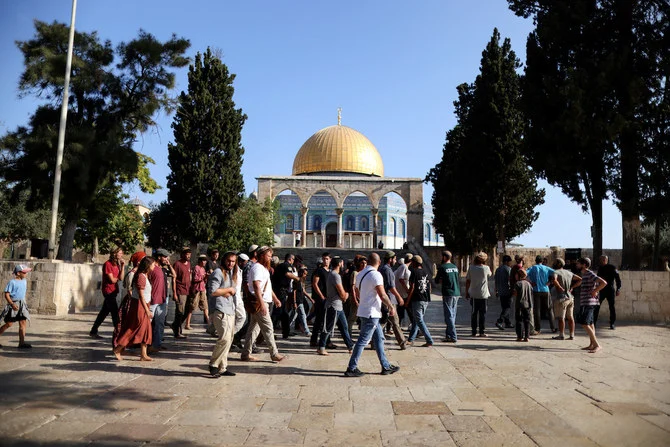 2022年8月7日、イスラエルが、第一および第二神殿が破壊されたユダヤ暦のアブ月の9日であるティシュアー・ベ・アーブを迎える中、エルサレム旧市街にあるイスラム教徒には「高貴な聖域」、ユダヤ教徒には「神殿の丘」として知られる敷地を訪れるユダヤ教徒たち。（ロイター）