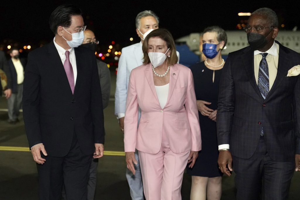 2022年8月2日、台湾・台北に到着し、台湾のジョセフ・ウー外相（左）と共に歩くナンシー・ペロシ米下院議長（中央）。(File Photo/台湾外交部 via AP)