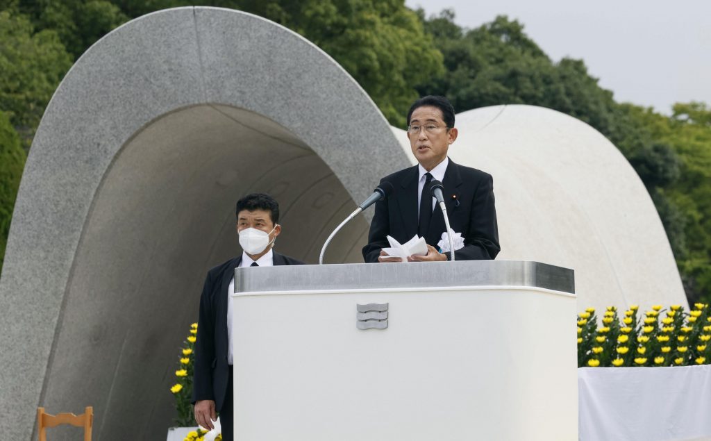 広島被爆77年平和記念式典で挨拶する日本の岸田文雄首相　2022年8月6日、広島市西区の平和記念公園  （写真／共同通信社（AP通信経由））