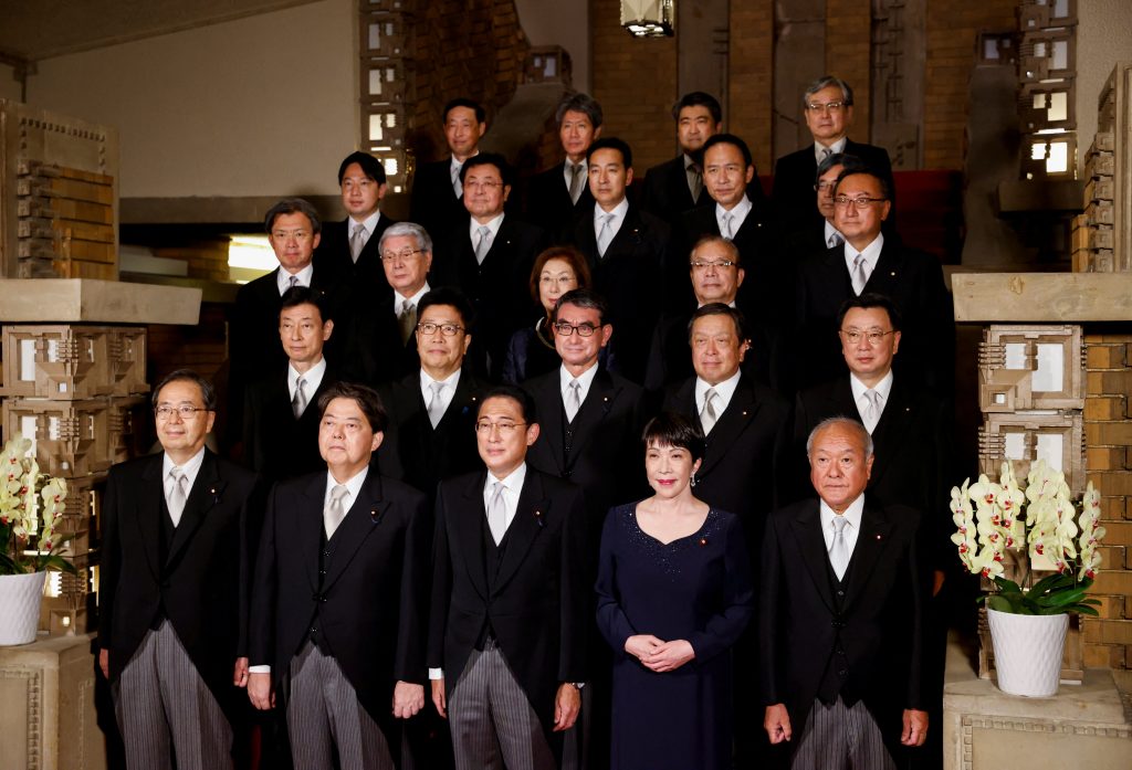 東京の首相官邸で撮影に臨む岸田文雄首相と閣僚　2022年8月10日（写真　ロイター）