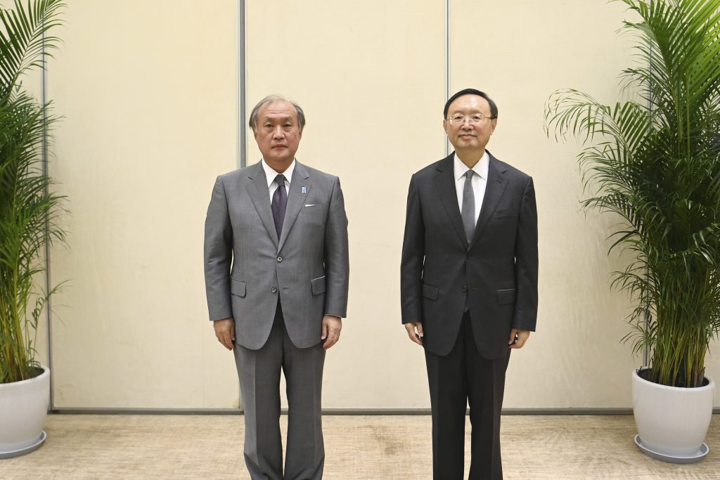 楊潔篪政治局委員と、日本の秋葉剛男国家安全保障局長。(File photo/AP)
