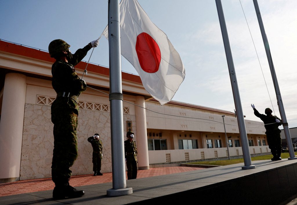 2022年4月20日、日本の沖縄県宮古島にある宮古島駐屯地で夕方、日本国旗を降ろす陸上自衛隊たち。（ファイル写真/ロイター）