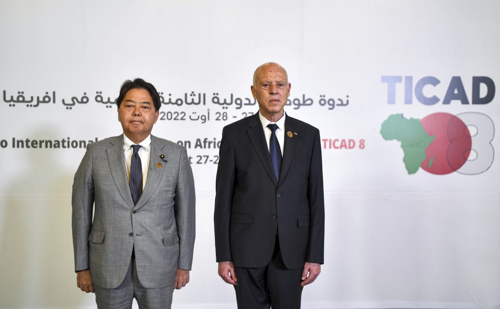 第8回東京国際アフリカ開発会議（TICAD）において、写真撮影のためにポーズを取るチュニジアのカイス・サイード大統領（右）と日本の林芳正外相。2022年8月27日、チュニジアの首都チュニス。（ファイル写真/AFP）