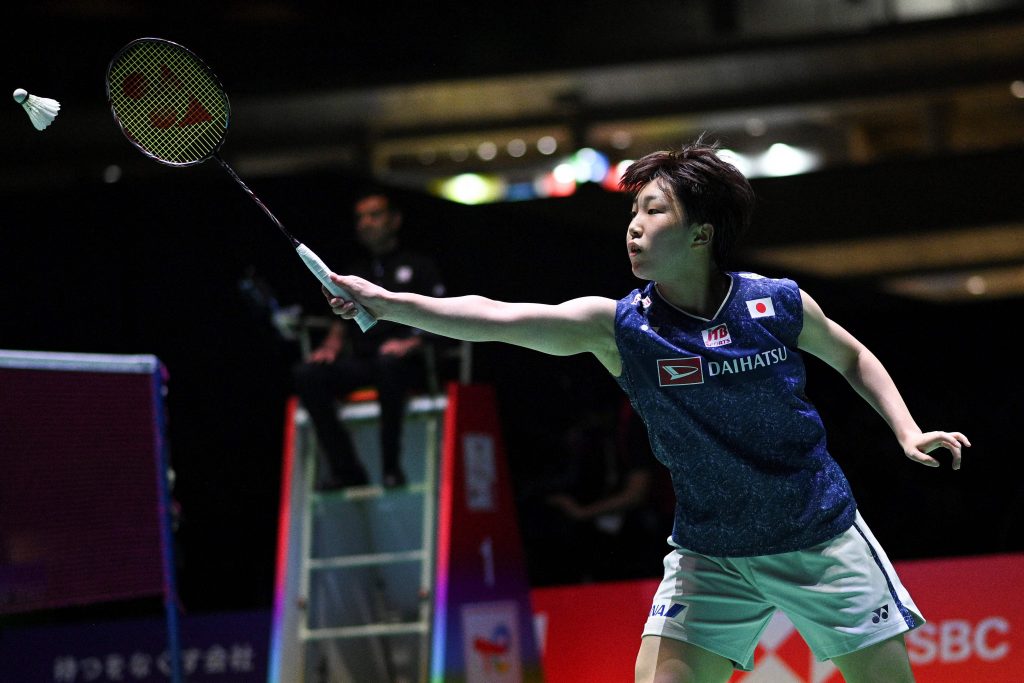 2022年8月28日、東京で開催されたバドミントン世界選手権大会の女子シングルス決勝で、陳雨菲(中国)に対してリターンを打つ山口茜(日本)。(資料写真)