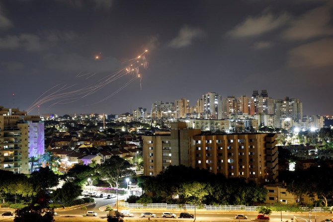 イスラエルの「アイアンドーム」ミサイル防衛システムがガザ地区から発射されたロケット弾を迎撃する際の光の筋。2022年8月5日にイスラエルのアシュケロンから撮影。(ロイター/Amir Cohen)