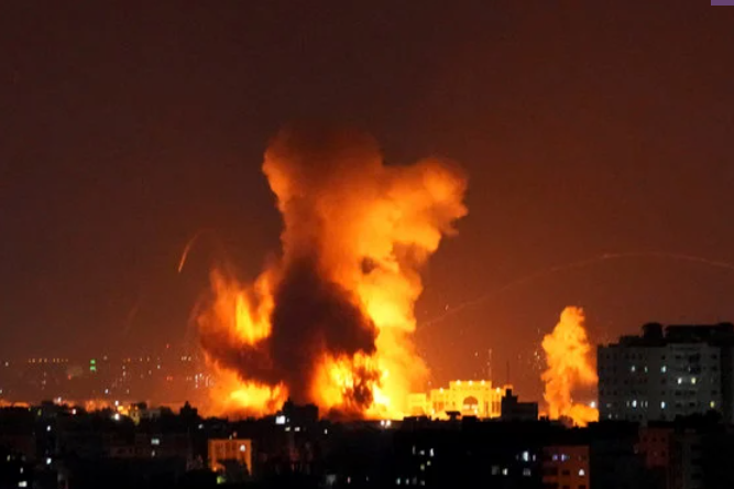 2022年8月5日、イスラエル軍がガザ市内のビルを空爆し、煙が舞い上がる。（AP写真/ハテム・ムーサ）