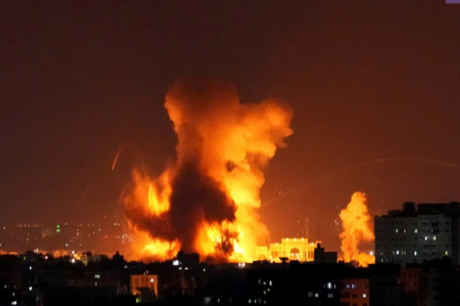 2022年8月5日、イスラエル軍がガザ市内のビルを空爆し、煙が舞い上がる。(AP写真/ハテム・ムーサ)