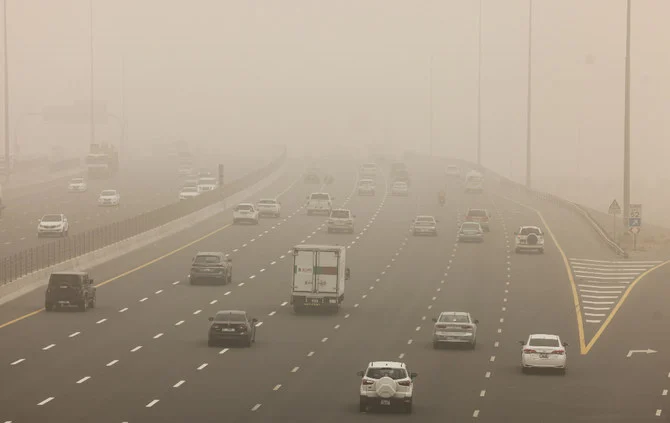 UAEが悪天候に備える中、当局は道路での警戒を促した。（AFP）