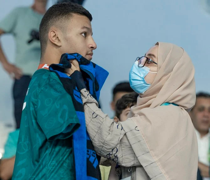 イスラム諸国競技大会で母親と一緒のアル・マルズーキ選手 (@saudiolympic)