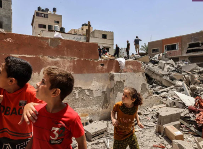 2022年8月6日、ガザ地区南部ハンユニスで、イスラエル軍の空爆に反応する子供たち。（AFP）
