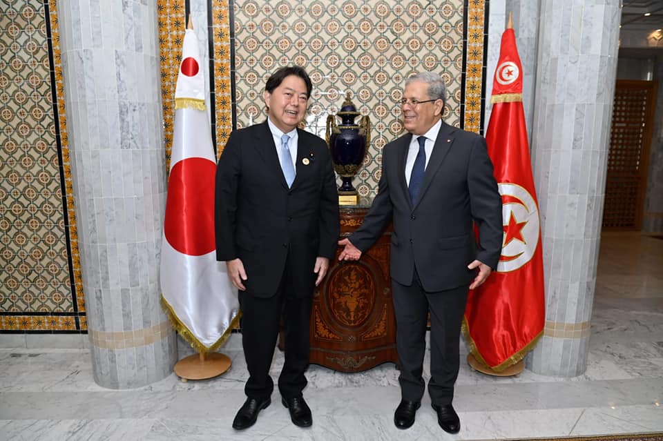 チュニジアの首都チュニスで会談する日本の林芳正外相とチュニジアのオスマン・ジェランディ外相。2022年8月26日撮影。（Facebook/外務・移民・在外チュニジア人省）
