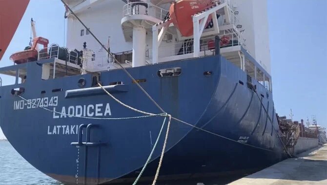ラオディケア号（上）をめぐる小競り合いは、2月下旬のロシアによる侵攻以来、初めて穀物を積んだ船舶がウクライナを出港するタイミングで起こった。（AP）