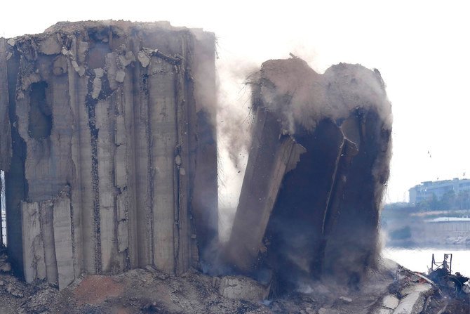 2022年8月4日(木)、レバノンのベイルートで、2020年8月に起きたベイルート港の大爆発で損傷したサイロが倒壊し、土煙が舞い上がっている。(AFP)
