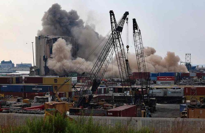 2022年8月4日（木）、レバノンのベイルートで、2020年8月に起きたベイルート港の大爆発で損傷したサイロが倒壊し、土煙が舞い上がっている。（AP通信）