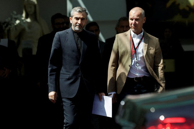 核協議の会場コーブルク宮殿を後にする、イラン側首席交渉官のアリ・バゲリ・カニ氏。2022年8月4日、オーストリアのウィーン。（ロイター/Lisa Leutner）