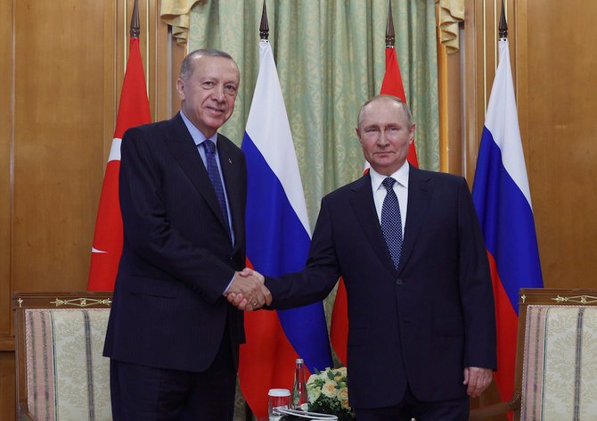 会談前の、トルコのレジェップ・タイイップ・エルドアン大統領（左）とロシアのウラジミール・プーチン大統領。2022年8月5日、ソチのルス・サナトリウム。（トルコ大統領府、AP経由）