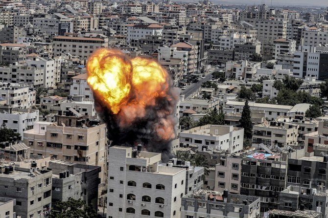 2022年8月6日、イスラエルがガザ市にある建物を空爆し、火煙が上がっている。（AFP）