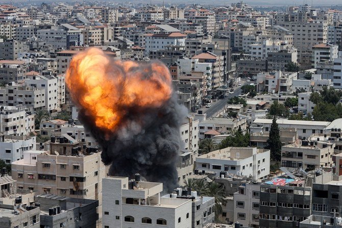 6日土曜日、ガザ市にてイスラエルとガザの戦闘の中、イスラエル軍の空爆で炎と煙が上がる。（ロイター）