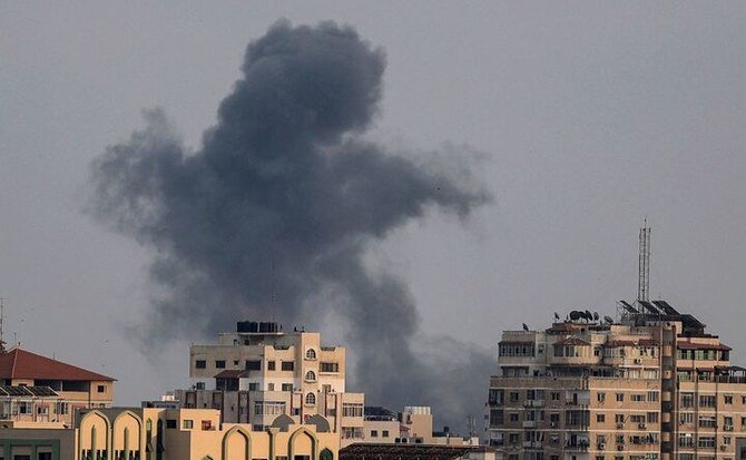 2022年8月6日、ガザ市でのイスラエル軍の空爆後、建物の上に煙が上がる。（AFP）