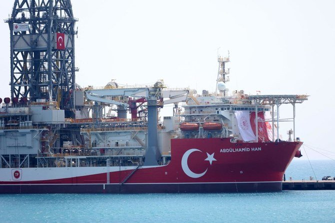 9日、トルコ国営石油会社が所有・運用するトルコ船籍の超大水深掘削船アブドゥルハミド・ハンは、タシュジュ港沖に停泊し、炭化水素探査の開始に向けて出港を待っている。（AFP）