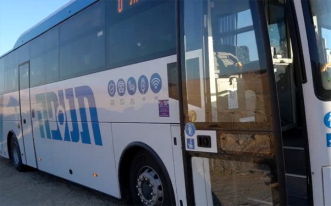 「Tnufa・輸送ソリューションズ」所属の1台のバス。（フェイスブックのスクリーンショット）