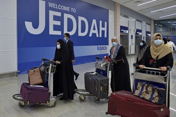 サウジアラビアがワクチン接種済みの外国人にオフシーズンのウムラ巡礼実施を許可し、巡礼者たちがキング・アブドルアジーズ国際空港に到着する。 (AFP)