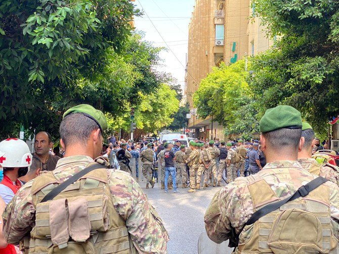 レバノンのハムラ地区で連邦銀行付近を警備するレバノン軍兵士。（ANフォト／フィラス・ヘイダー）