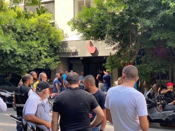 包囲が続く中、レバノンの連邦銀行前に集まる群衆。（ANフォト／フィラス・ヘイダー）