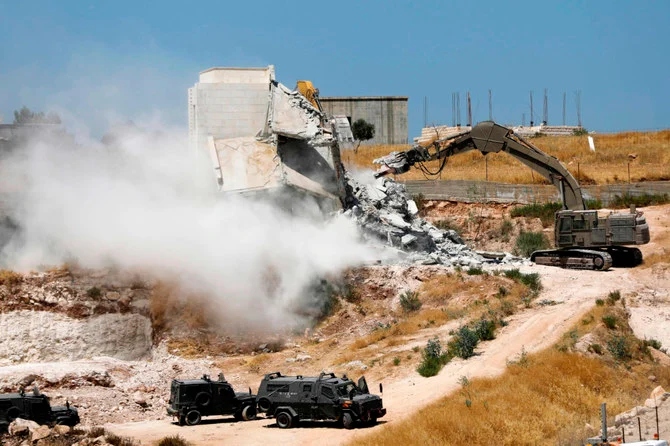 ヨルダン川西岸地区のダルサラー村で、まだ建設中のパレスチナ人用建物を取り壊すイスラエル治安部隊。(AFPファイル写真)