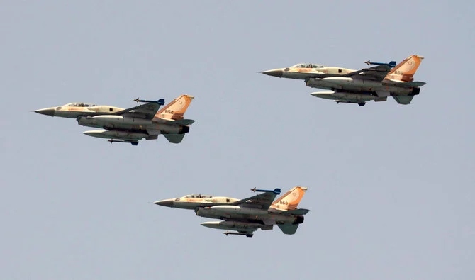 ビーチ上空で、航空ショーのパフォーマンス披露するイスラエルのF16戦闘機＝2022年5月5日、イスラエル・テルアビブ。（写真：AFP）