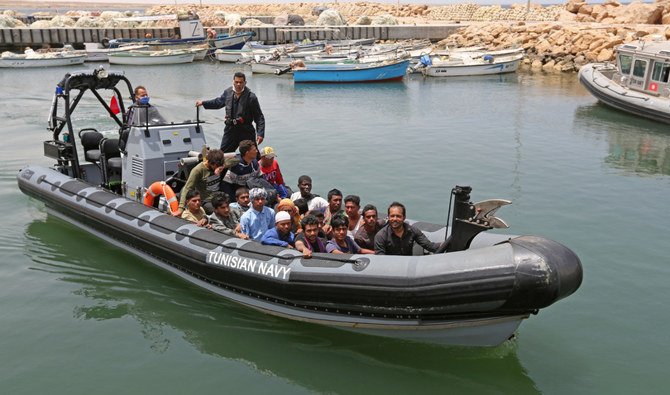 地中海をボートで横断しようとしたところをチュニジアの国家警備隊に救助された移民が、2021年7月27日、南チュニジアのエルケテフに到着。（AFP/File）