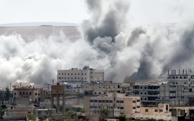 シャンルウルファ県のクルド人にはコバニとして知られるシリアの町アイン・アル・アラブ南西部への空爆によって立ち上る煙。（AFP資料写真）