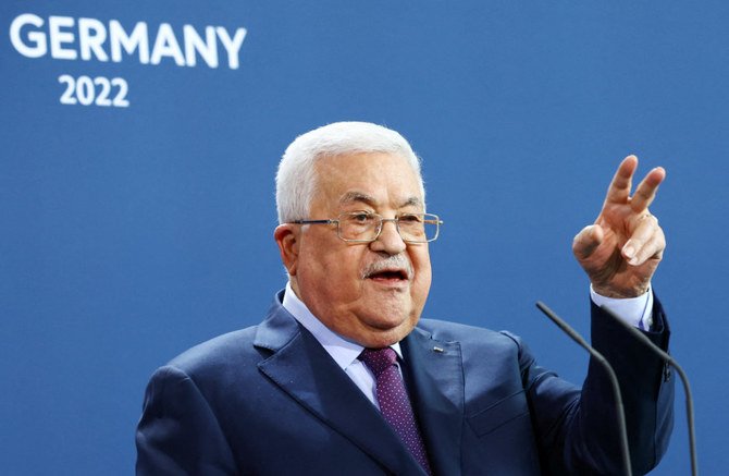 ドイツのオラフ・ショルツ首相と共に記者会見に参加するパレスチナのマフムード・アッバース大統領。2022年8月16日、ドイツのベルリンにて。（ロイター）