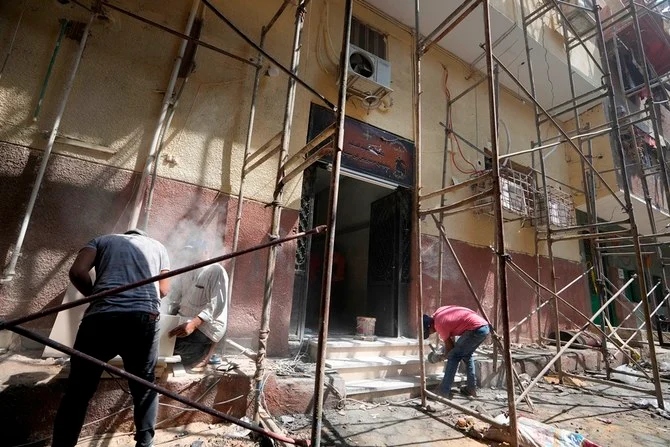 エジプトのアブ・セファイン教会の入り口を修復する作業員。(AP)
