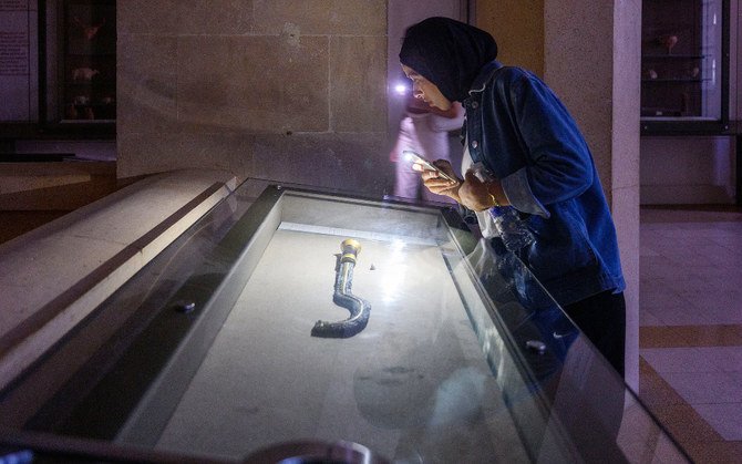 ベイルート国立博物館の来館者は、携帯電話で展示品を照らしている。（アッマー・アブド・ラッボ氏によるAN写真）