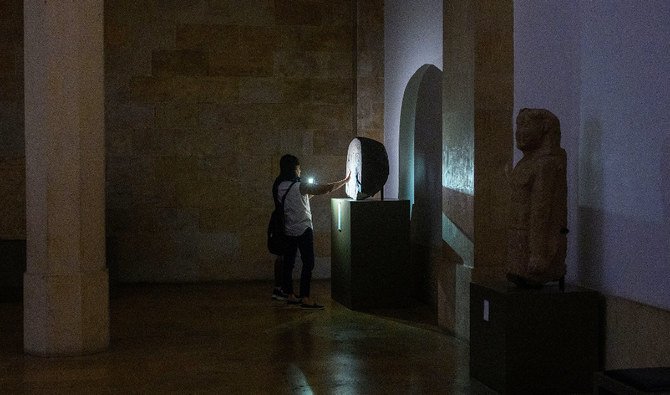 ベイルートのレバノン国立博物館で、フェニキア時代やローマ時代の考古学的遺物を鑑賞する観光客。（アッマー・アブド・ラッボ氏によるAN写真）