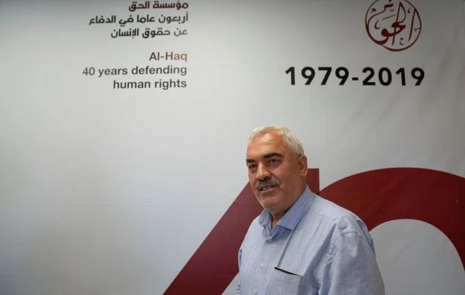 イスラエル軍による襲撃を受けた、ヨルダン川西岸地区にあるパレスチナの人権団体アル・ハークの事務所で記者団と話す、統括責任者シャワン・ジャバリン氏。2022年8月18日、ラマッラー。（AP写真）