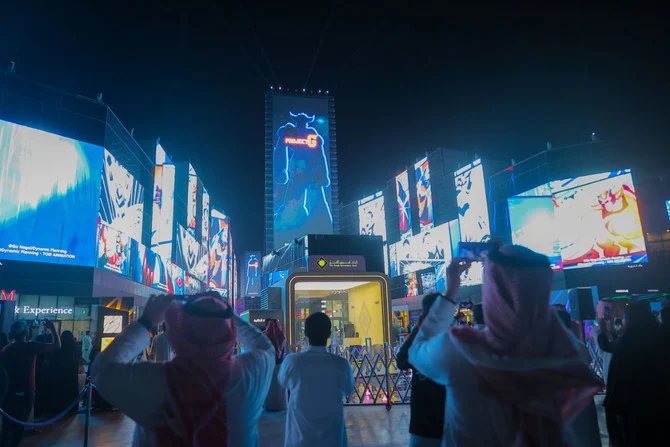 25日、リヤド・ブールバード・シティの巨大スクリーンに映し出された「グレンダイザー」の予告編。（写真：サード・アルドサリ）