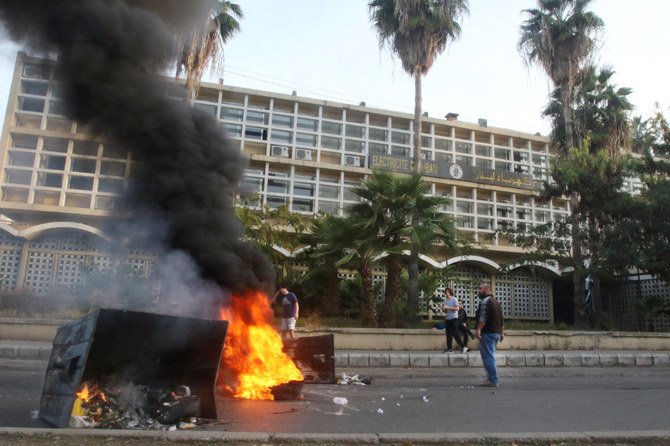 深刻な経済危機に直面するレバノンの南部の都市シドンにあるレバノン電力の建物の前で、タイヤを燃やして道路を封鎖するデモ隊。(AFP資料写真)