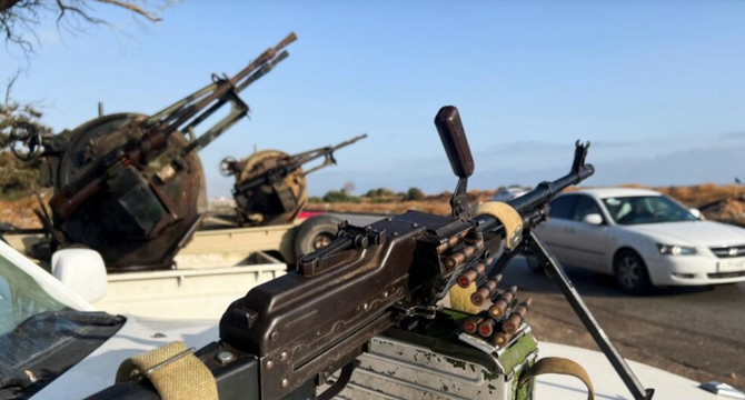 2022年5月17日にリビアのトリポリで撮影された、親首相派のドバイバ憲法保護部隊の重火器を搭載した軍用車両。（ロイター）
