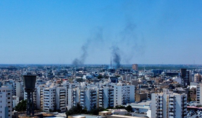 2022年8月27日、リビアのトリポリで起きた衝突の後、空に立ち上る煙。(ロイター)