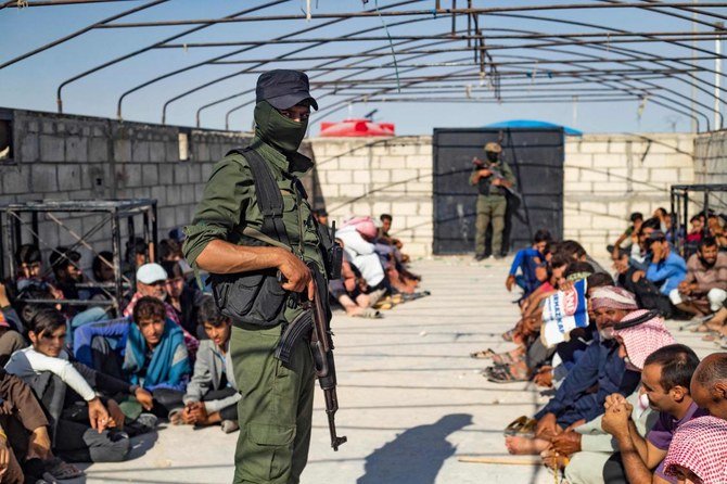 クルド人治安部隊「アサイシュ」とシリア民主軍の特殊部隊による治安維持作戦が行われている、クルド人の運営するアルホルキャンプ。ダーイシュ組織の戦闘員と疑われる人々の親族が収容されている。（AFP）