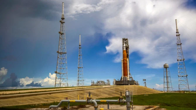 アルテミス1ミッションを前にした、打ち上げ台上のNASA次世代月ロケット。2022年8月25日、フロリダ州ケープ・カナベラル。（ロイター）