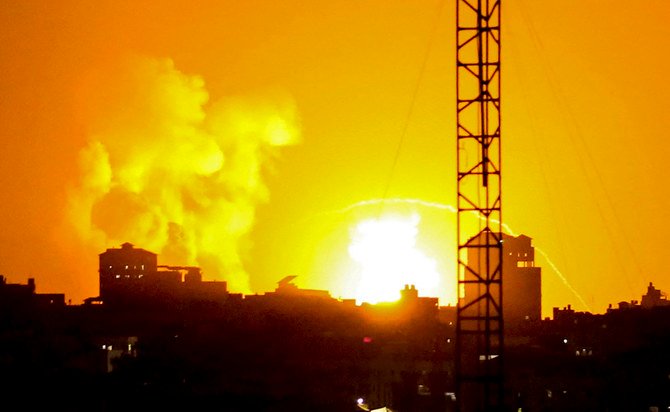 2022年8月5日、イスラエルによる空爆の際にガザ市から立ち上る煙と炎。（Anas Baba/AFP）