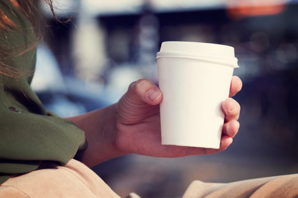 日本の大手コーヒーチェーンでは、まだ推定3億6,950万個の使い捨てカップが使われていることが調査で示された