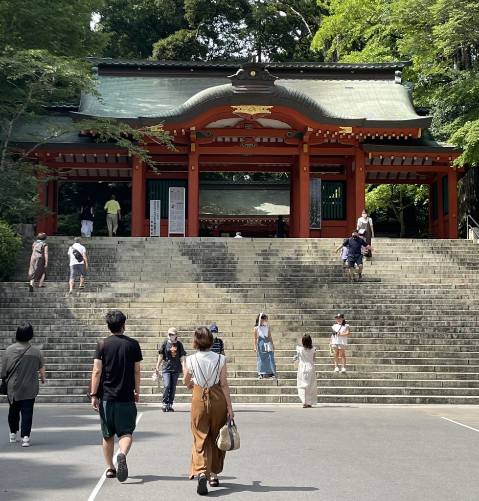 神話によると、東京の東の県に隣接する香取神宮と鹿島神宮の神々は、日本を創始した神話の女神、天照大神が国を復興させるために遣わされたという。 