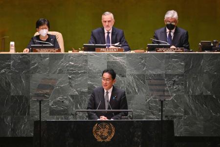ニューヨークの国連で開かれた核兵器不拡散条約（NPT）の2022年度締約国再検討会議で発言する、日本の岸田文雄首相。（2022年8月1日）（AFP＝時事） 